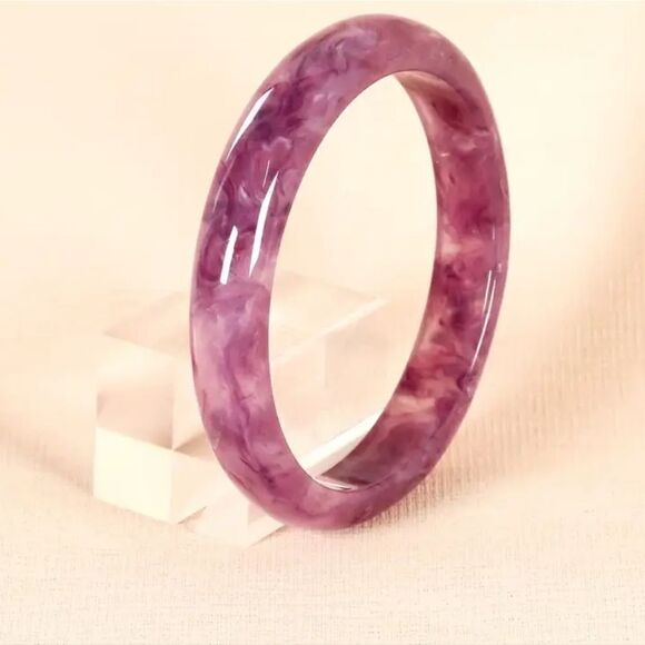 Inspired Acrylic Amethyst Bracelet with Delicate Lilac Hue - Picture 6 of 6